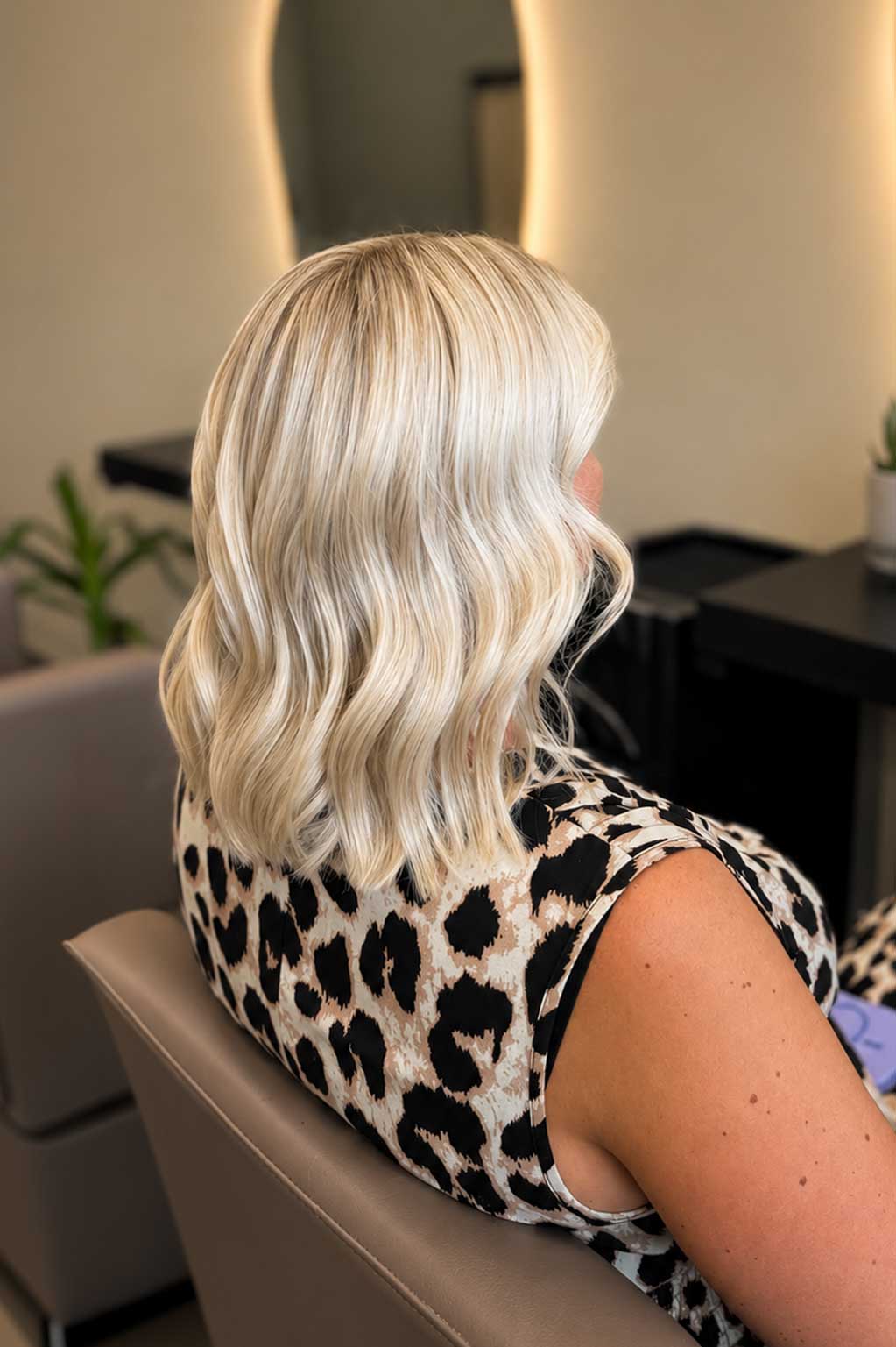 Blondes Haar mit natürlichen Wellen